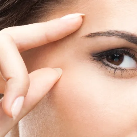 بالفيديو: كيف تتخلّصين من انتفاخ واسوداد العينين؟