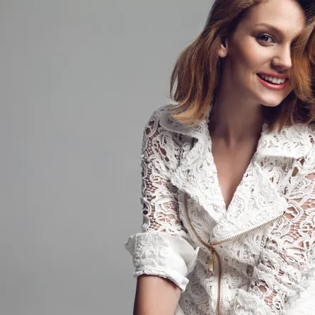 "إيلين" بطلة "على مرّ الزمان" بمكياج ناعم جداً