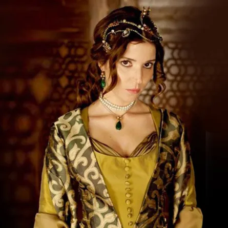 السلطانة خديجة عارضة أزياء جريئة