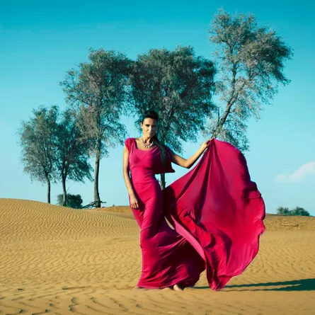 أناقة لافتة في تصاميم الإماراتية تمارا القبّاني