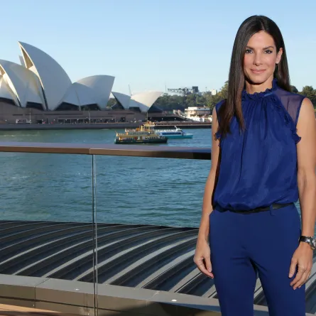 كيف تطل Sandra Bullock على السجادة الحمراء؟