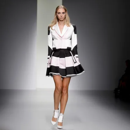 لمسات وردية في أزياء Jean-Pierre Braganza الجريئة