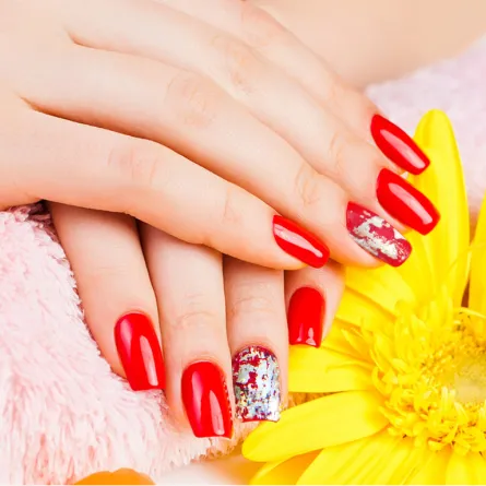 4 خطوات لتزييّن أظافرك بورق الهدايا