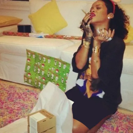 Rihanna تحتفل بتدخين الحشيش