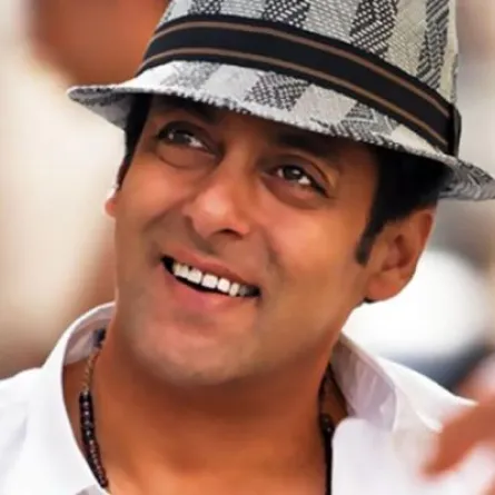 من الأجمل بالقبعة من مشاهير بوليوود؟