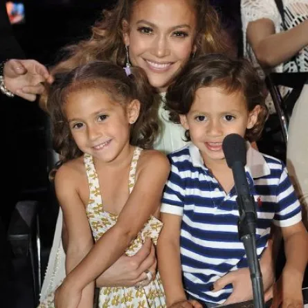 أجمل لقطات النجمات الأمهات مع أولادهن