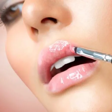 اختاري أحمر شفاهك حسب عمرك