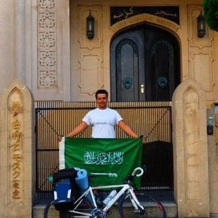 سعودي يقطع اليابان على دراجة
