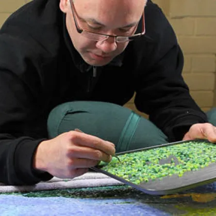 لوحة فسيفساء من قطع الزجاج