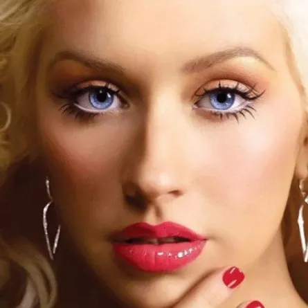 كريستينا أغيليرا تنتظر مولوداً