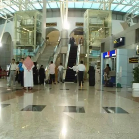 وفاة رضيع سقط من والدته في مطار الشارقة