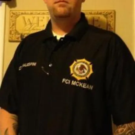 أمريكي يُطلق النار على أصبعه للتخلّص من محبسه