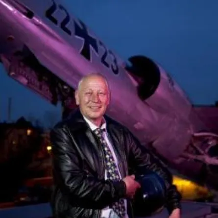 ثبت طائرة على سطح مصنعه ليعبر عن قوة منتجاته