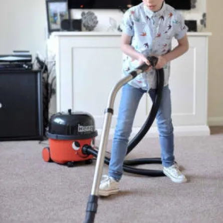 طفل مصاب بهوس المكانس الكهربائية