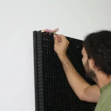 فنان فلسطيني يرسم لوحة بـ 3500 أحمر شفاه!