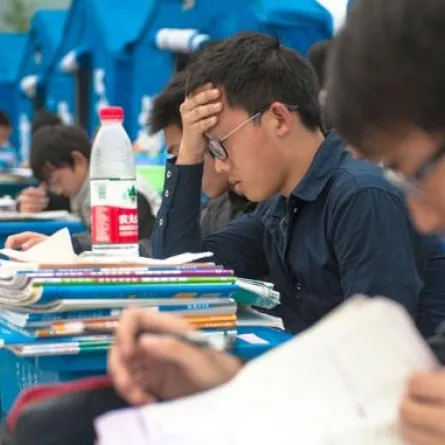 تلميذ فليبيني يمتلك 41 اسماً