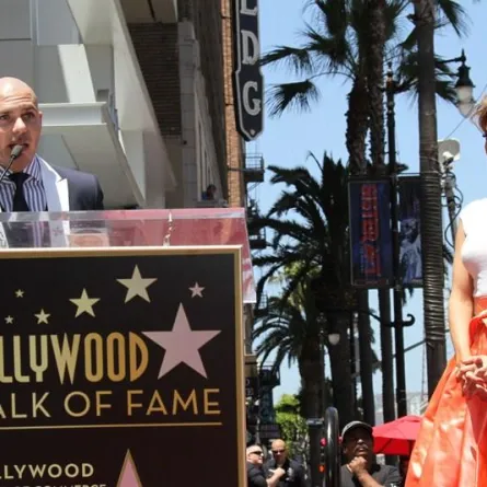 Jennifer Lopez تبكي خلال تكريمها بنجمة على ممر الشهرة  في هوليوود