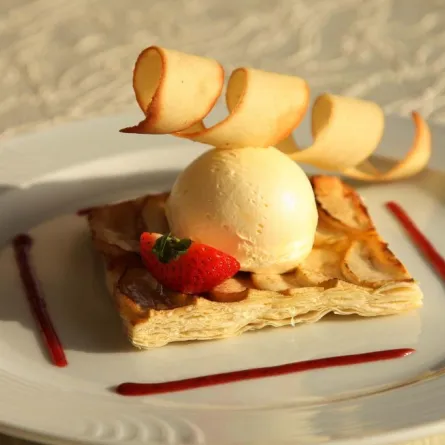 تارت التفاح والآيس كريم من فرنسا