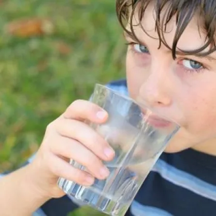 استخلاص العرق من الملابس وتحويله لماء شرب!!