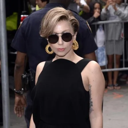 شاهدي Lady Gaga في "لوك" كلاسيكيّ نادر