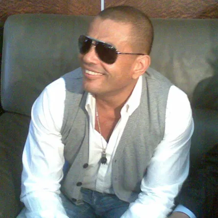 عمرو دياب يحذف فيديو مسرب لحفلته باليونان لوجود عاريات