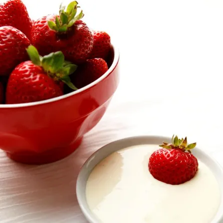 الفراولة للتخلُّص من الرؤوس السَّوداء والحبوب