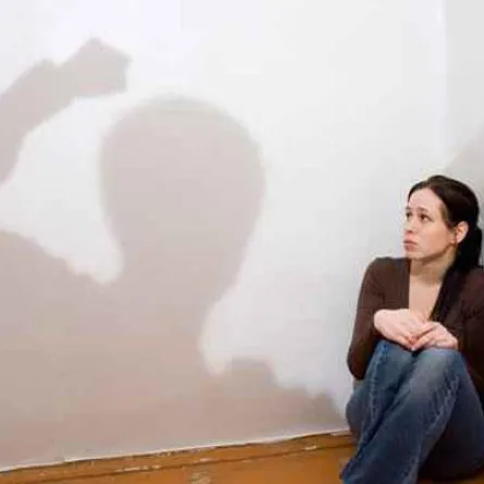 طالب يهدّد زوجته بالقتل لإجبارها على الإجهاض