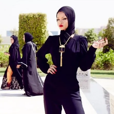 Rihanna ترتدي الكعبة وتثير جدلا بحجابها!