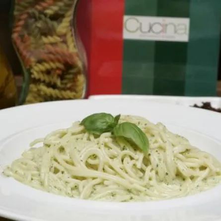 "السباغيتي" مع الحبق والجبنة