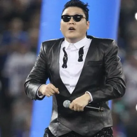 نجم أغنية (غانغام ستايل) محاطاً برجال الامن ليشتري شقة