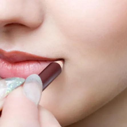 شفاه مخمليّة بـ3 خطوات