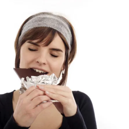 اليوم 6 من الخطة الأسبوعية:تذوقي الشوكولاتة السوداء لمزاج أفضل!