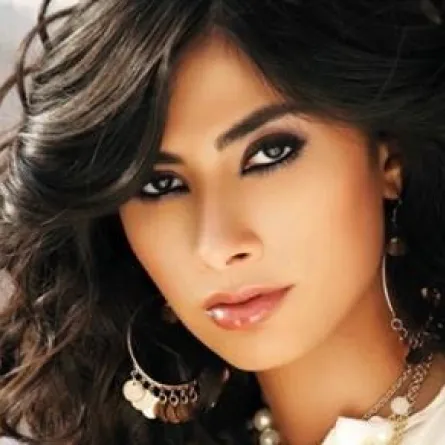 الجمهور يحاصر روبي أثناء تصويرها مشهداً على الكورنيش