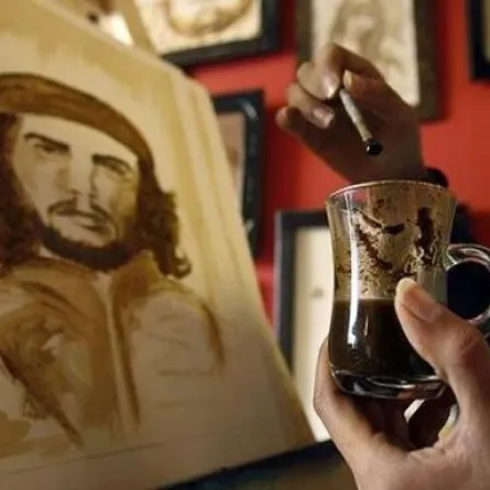 فلسطينية ترسم لوحاتها بالقهوة