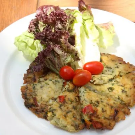 قدّمي عجّة البطاطا ساخنة أو باردة