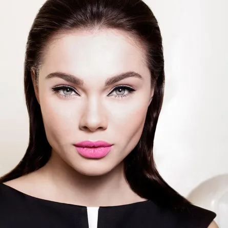 4 إطلالات آخر موضة من الأي لاينر