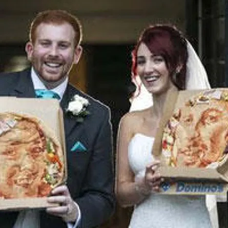 عروسان يضعان صورتيهما على البيتزا في حفل الزفاف