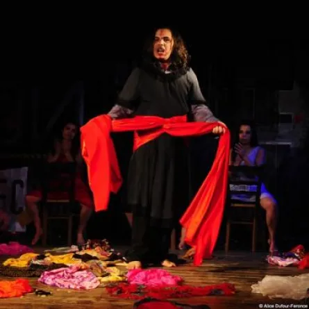 دموع سوداء على خشبة المسرح