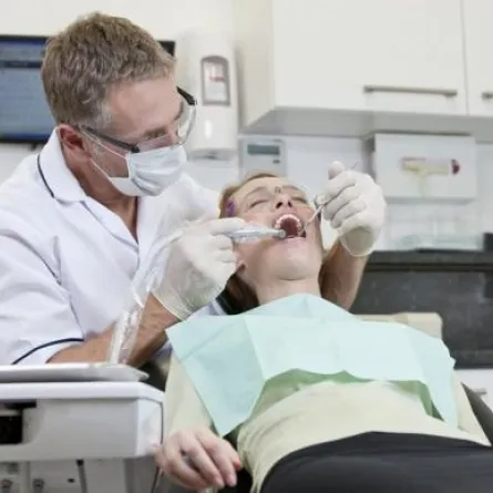 طبيب يقلع أسنان زبونة لم تدفع