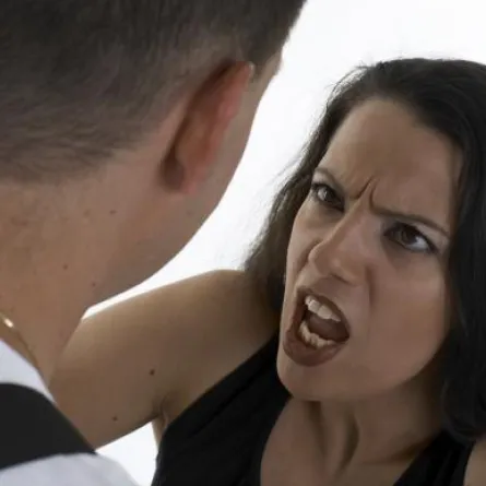 تونسية تقطع لسان شاب حاول تقبيلها