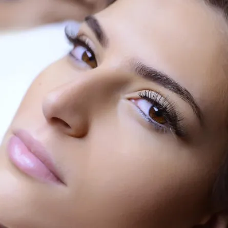 4 خطوات لتركيب الرموش في المنزل