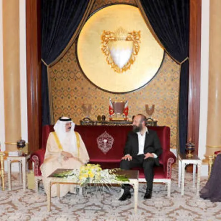 ملك البحرين يكرّم نجوم "حريم السلطان"