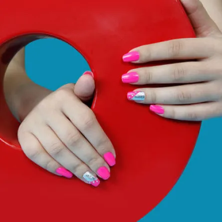 خطوات تزيين الأظافر بأوراق الألمينيوم!