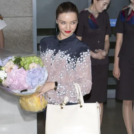 ماذا ترتدي النجمات في المطار؟