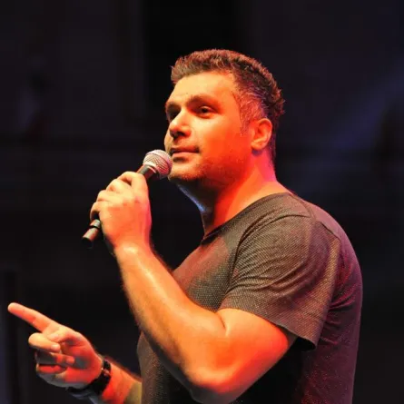 فارس كرم رفض الغناء بسبب أجره فغضب الجمهور التونسي