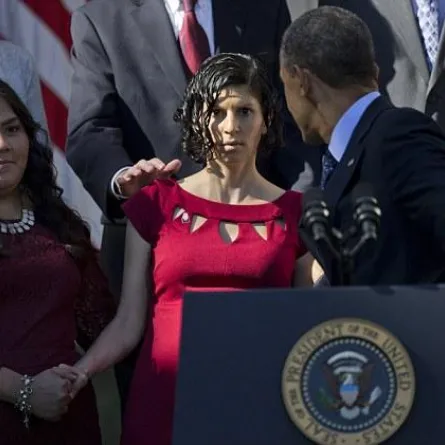 Obama يساعد امرأة حاملاً فقدت وعيها خلال إلقائه كلمة