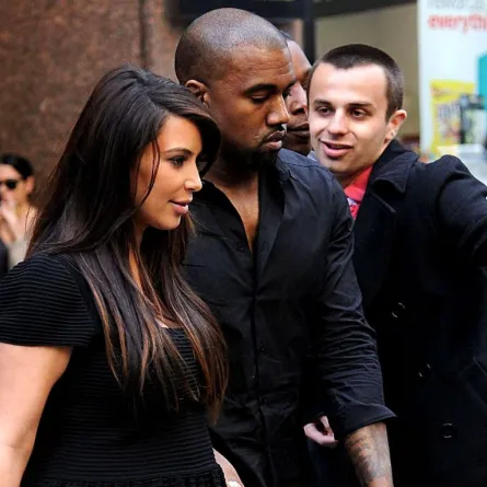 Kanye WEST يحجز ملعب بيسبول ويطلب يد Kim Kardashian