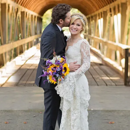 أجواء رومانسية في زفاف النجمة Kelly Clarkson