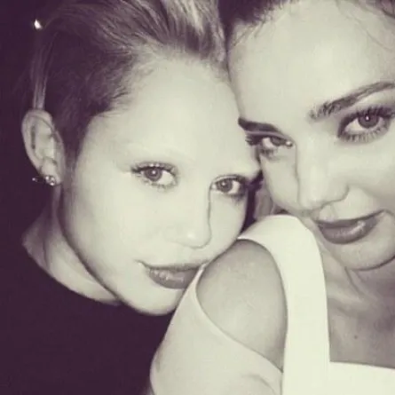 هل تخلّت Miley Cyrus عن حاجبيها؟