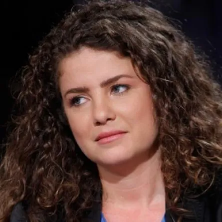 ريما مكتبي محاصرة في الطائرة في دبي